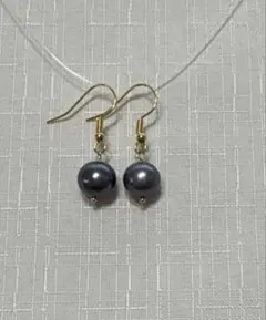 グレーのパールフックピアス