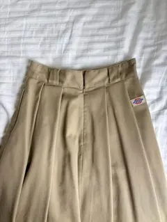 Dickies × beams チノスカート　ベージュ プリーツスカートのサムネイル