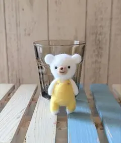 くまさん*羊毛フェルト*ハンドメイド*ブローチ*オーバーオール*ホワイトイエロー