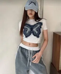 バタフライプリント クロップドTシャツ