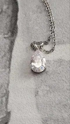 涙型クリスタルペンダントネックレス