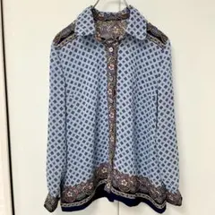 昭和レトロな色気が漂う、上品な更紗模様のヴィンテージブラウス