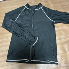 黒い長袖ジップアップラッシュガード