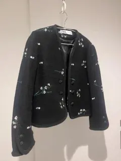 ZARA 刺繍入りノーカラージャケット 黒　サイズM