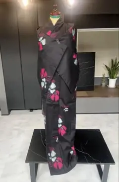 【美品】黒地 花柄 小紋着物｜大人可愛い モダンデザイン