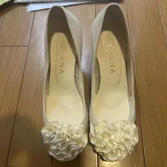 DIANA パンプス コサージュ付き ホワイトのサムネイル