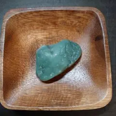 糸魚川産　ネフライト　軟玉翡翠　40g　天然石　海石 　透過大