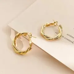 ゴールド ツイストデザイン フープピアス