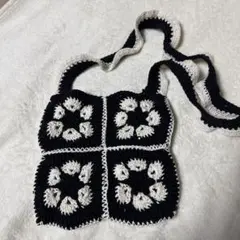 黒と白のグラニースクエアショルダーバッグ