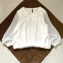 トルディア ブラウス タックデザイン メタルパーツ シフォン素材 ホワイト Mのサムネイル