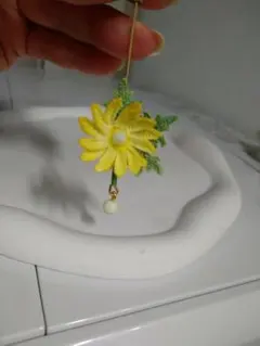 ハンドメイド　福寿草ブローチ