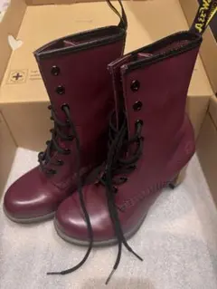 Dr. Martens｜DARCIE 8ホール チャンキーヒールブーツ チェリーのサムネイル