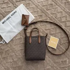 【Michael Kors】 ERINウエストパック クロスボディ ミディアム MICHAEL KORS（マイケルコース）の「ERIN ウエストパック クロスボディ