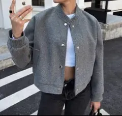 グレー ノーカラー クロップドジャケット