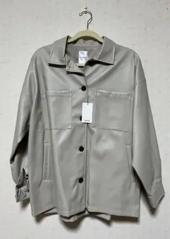 新品未使用　YEVS フェイクレザー　シャツ　ジャケットのサムネイル