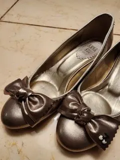 ANNA SUIメタリックゴールド パンプス