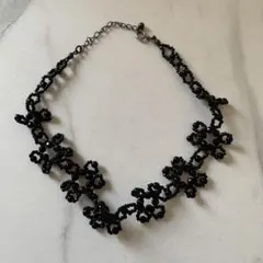 黒いビーズ花モチーフチョーカー