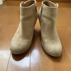 ベージュ スエード アンクルブーツのサムネイル