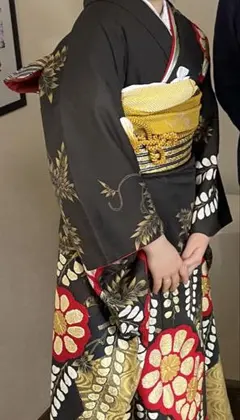 華やかなこげ茶に真っ赤なお花模様の振袖と帯襦袢など一式