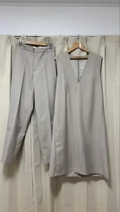 【Mila Owen】ベージュ Vネック パンツ・ワンピースセットアップ