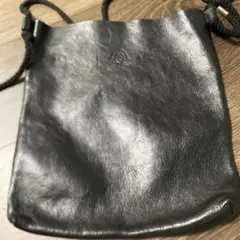 黒いレザーサコッシュ
