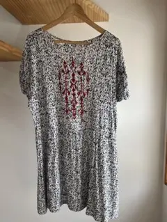 モノトーン 総柄 半袖カットソー 刺繍入りチュニックのサムネイル