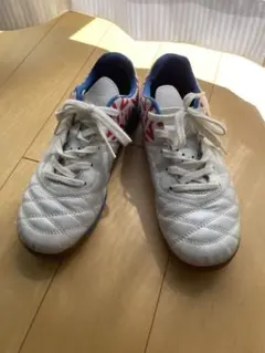UMBRO フットサルシューズ 23cm ホワイト レッド ブルーのサムネイル