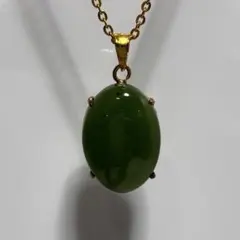 オーバル型ペンダントネックレス　翡翠？