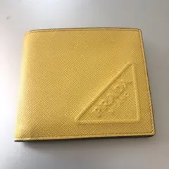 プラダ　黄色 二つ折り財布 エンボスロゴ付き