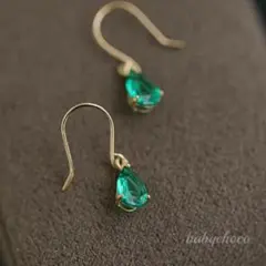 エメラルドグリーンフック　ピアス