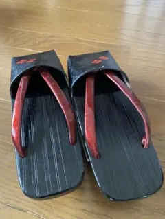 松屋 伝統的な木製下駄 黒赤コンビ
