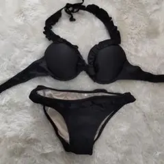 フリル付きブラックビキニ