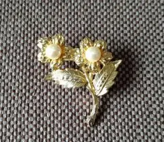 ブローチ フラワーモチーフ ゴールドカラー