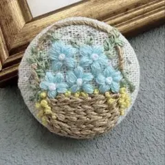 ハンドメイド　刺繍ブローチ　フラワーバスケット　水色　　ミモザ　くるみボタン