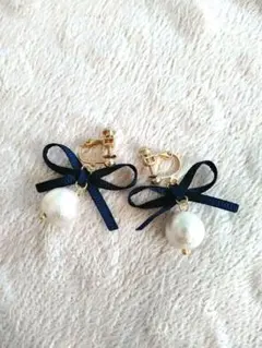 新品未使用 コットンパール ネイビーリボンのイヤリング