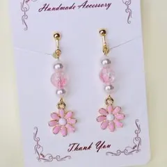 春色フラワーチャームのイヤリング