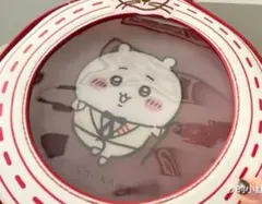 ちいかわとKFCのコラボレーションによるポシェットの中のシートうさぎとハチワレ