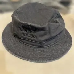 adidas ダークグレー バケットハット