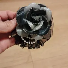 グレーとブラックの花のブローチ コサージュ