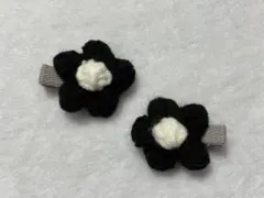 花デザイン ヘアクリップ 黒と白