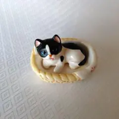 ハチワレ猫の置物 バスケット入り 陶器製