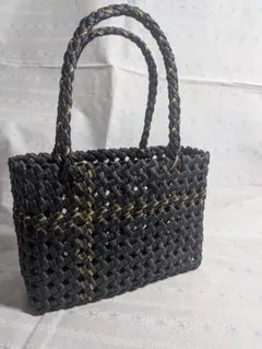 黒と緑のかごバッグ