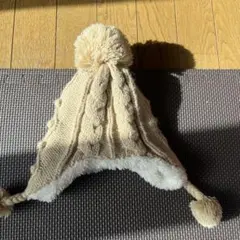 ベージュ ケーブル編み ニット帽 ポンポン付き