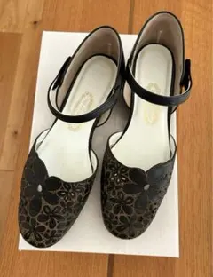 【銀座ヨシノヤ】ベルト付きローヒールパンプス　22.5