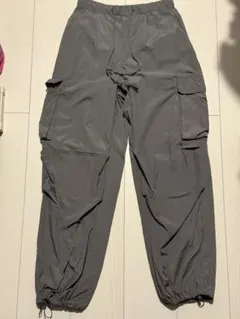 グレー カーゴパンツ