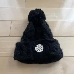 黒いポンポン付きニット帽
