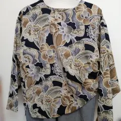 花柄ネイビー長袖トップス