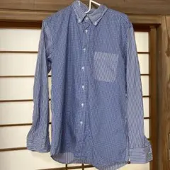 青と白の長袖シャツ