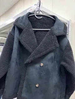 黒のムートンコート