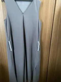グレー Vネック ノースリーブ ワンピース パールつきポケット